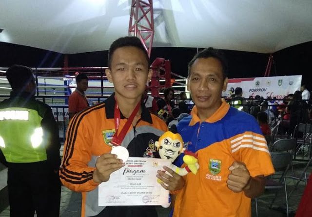 Marsinus Yosa dan petunjunya (Brian). Sumber: Kebumen Ekspres