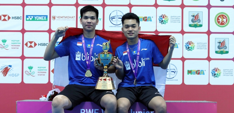 Ganda putra Indonesia, Daniel Marthin (kiri) dan Leo Carnando, jadi juara di BWF World Junior Championship di Rusia. Di final Minggu tadi malam, mereka mengalahkan juara bertahan asal Tiongkok/Foto: badmintonindonesia.org.