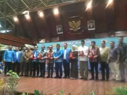 Sejumlah orang Menerima Penghargaan dari Pengurus KNPI Banda Aceh Periode 2016-2019