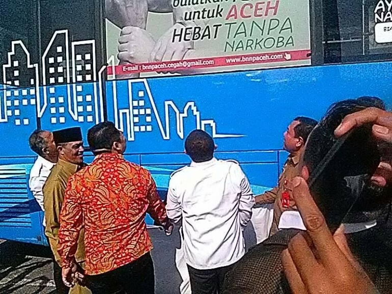 Dok. pribadi: Kepala BNN Pusat Komjen Pol Drs Heru Winarko SH, Kepala BNNP Aceh Brigjen Pol Drs H Faisal Abdul Naser MH beserta tamu VIP lainnya Menatap Tulisan Anti Narkoba