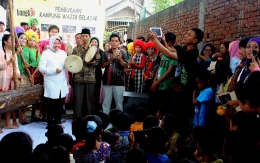Bareng Wali Kota Tri Rismaharini saat launching Rumah Bangkit. Foto: rumahbangkit