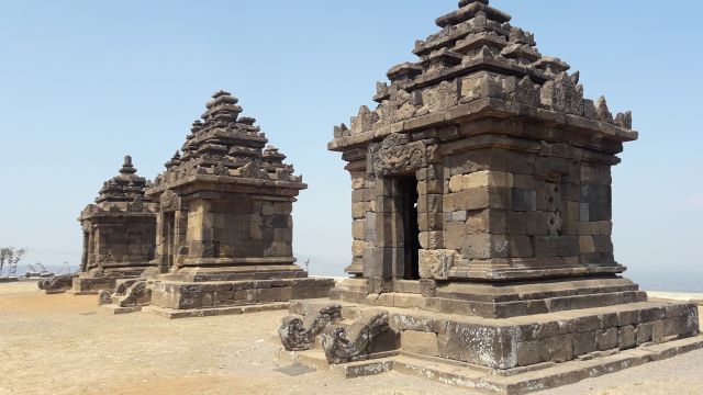 Tiga candi yang berjajar (dokpri)