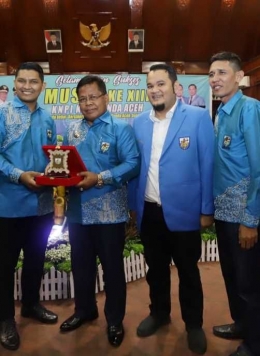 Walikota Banda Aceh Aminullah Usman Menerima penghargaan dari Ketua KNPI Banda Aceh Periode 2016-2019 (Doc Pemko Banda Aceh)