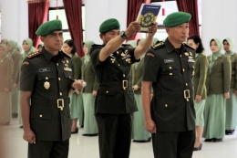 Kolonel Kav Hendi Suhendi (kiri) menyaksikan Kolonel Inf Alamsyah (kanan) diambil sumpahnya sebagai Komandan Kodim 1417 Kendari saat upacara serah terima jabatan di Aula Tamalaki Korem 143 Haluoleo, Kendari, Sulawesi Tenggara, Sabtu (12/10/2019). Upacara sertijab tersebut dipimpin langsung Komandan Korem 143 Haluoleo Kolonel Inf Yustinus Nono Yulianto dan dihadiri Panglima Komando Daerah Militer (Kodam) XIV Hasanuddin Mayjen TNI Surawahadi. (ANTARA FOTO/JOJON)
