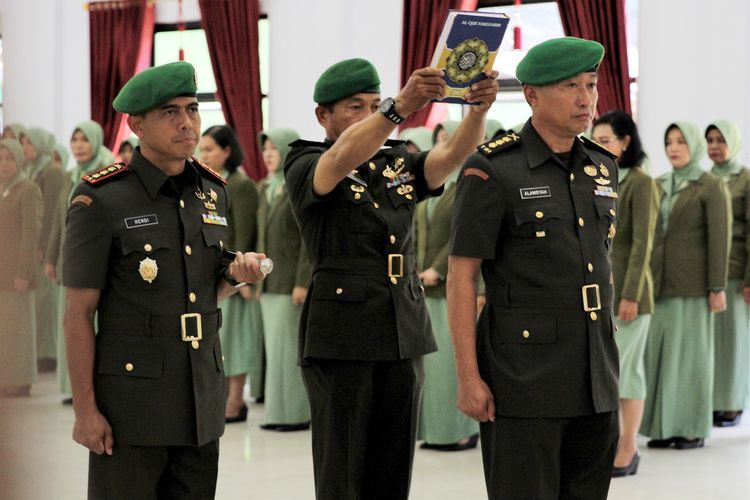 Kolonel Kav Hendi Suhendi (kiri) menyaksikan Kolonel Inf Alamsyah (kanan) diambil sumpahnya sebagai Komandan Kodim 1417 Kendari saat upacara serah terima jabatan di Aula Tamalaki Korem 143 Haluoleo, Kendari, Sulawesi Tenggara, Sabtu (12/10/2019). Upacara sertijab tersebut dipimpin langsung Komandan Korem 143 Haluoleo Kolonel Inf Yustinus Nono Yulianto dan dihadiri Panglima Komando Daerah Militer (Kodam) XIV Hasanuddin Mayjen TNI Surawahadi. (ANTARA FOTO/JOJON)