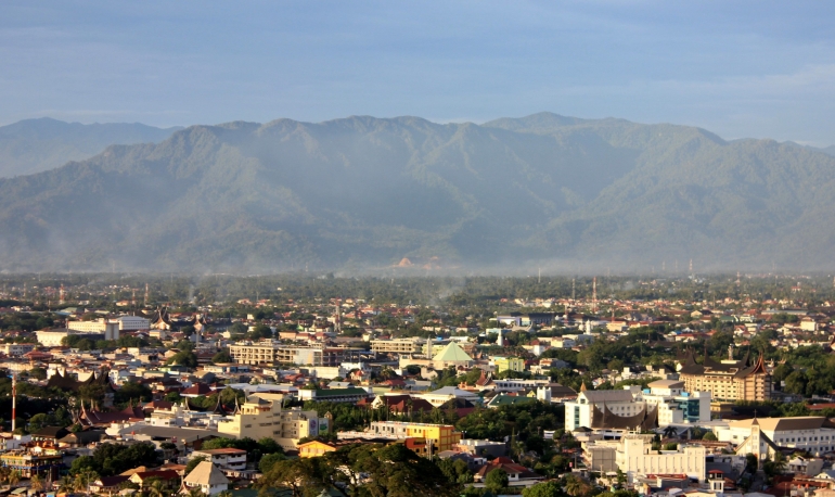 Hamparan Kota Padang dilihat dari udara. (Foto: creative commons atribusi - wikimedia.org)