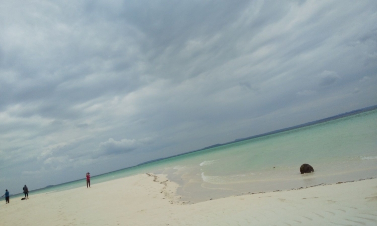 Instagrammer menjelajah Ngurtavur saat matahari sedang terik, dan air laut mulai pasang - Foto: Zulfikar Akbar
