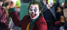 Komedian  Arthur Fleck yang berubah menjadi Joker (Foto: warner bros)