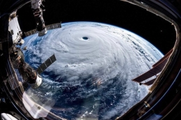 Badai Taifun Hagibis dilihat dari ISS (NASA)