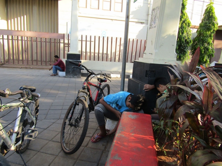 Anak-anak berselancar di dunia maya di Taman Garuda Semarang berbaur dengan orang dewasa. - Dokpri