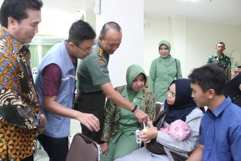 Foto Dandim Pati Letkol Arm Arief Darmawan S.Sos bersama Ny. Ayu Respati Darmawan acara Screening pasien celah bibir | Dokpri
