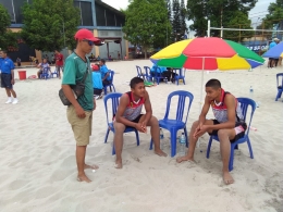Peltu Muji Hanif Coach Tim Yunior putra volly pantai Pati memberikan instruksi kepada anak asuhnya