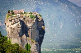 The Holy Monastery of Roussanou | Sumber: traveleering.com