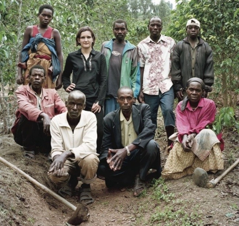 Duflo bersama petani kiopi Ruanda yang ia dampingi (Foto : Peter Huggodari the New Yorker)