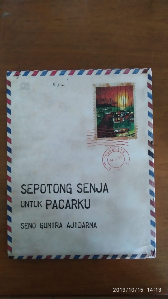 Amplop yang berisi buku Sepotong Senja Untuk Pacarku | dokpri