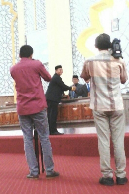 Tuanku Muhammad Fraksi PKS Menyerahkan Hasil Pandangan Partai terhadap Rancangan Tatib kepada Ketua DPRK Banda Aceh Farid Nyak Umar | dokpri