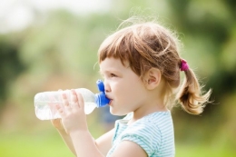 Anak-anak perlu diajak dan dibiasakan untuk suka minum air putih. Sebab, asupan air putih yang cukup, bagus untuk mereka (Foto: www.motherandbaby.co.id)