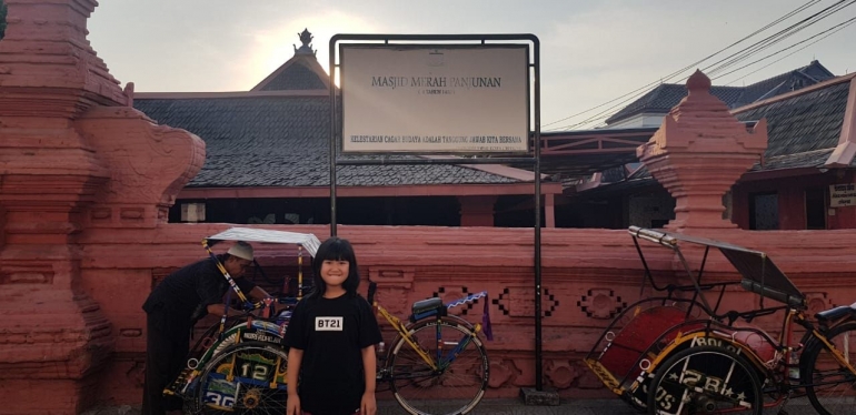 Di depan masjid Merah Panjunan (Dok. Pribadi)