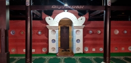 Mihrab dengan lengkungan paduraksa. Pintu kecil tersebut adalah akses ke serambi bagian dalam masjid (Dok. Pribadi)