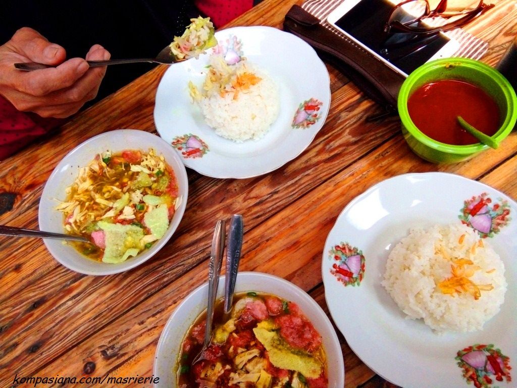 Soto Sokaraja, jalan Jupiter Barat XXVII , Margahayu Raya Barat, belakang Metro Indah Mall , Bandung Timur.