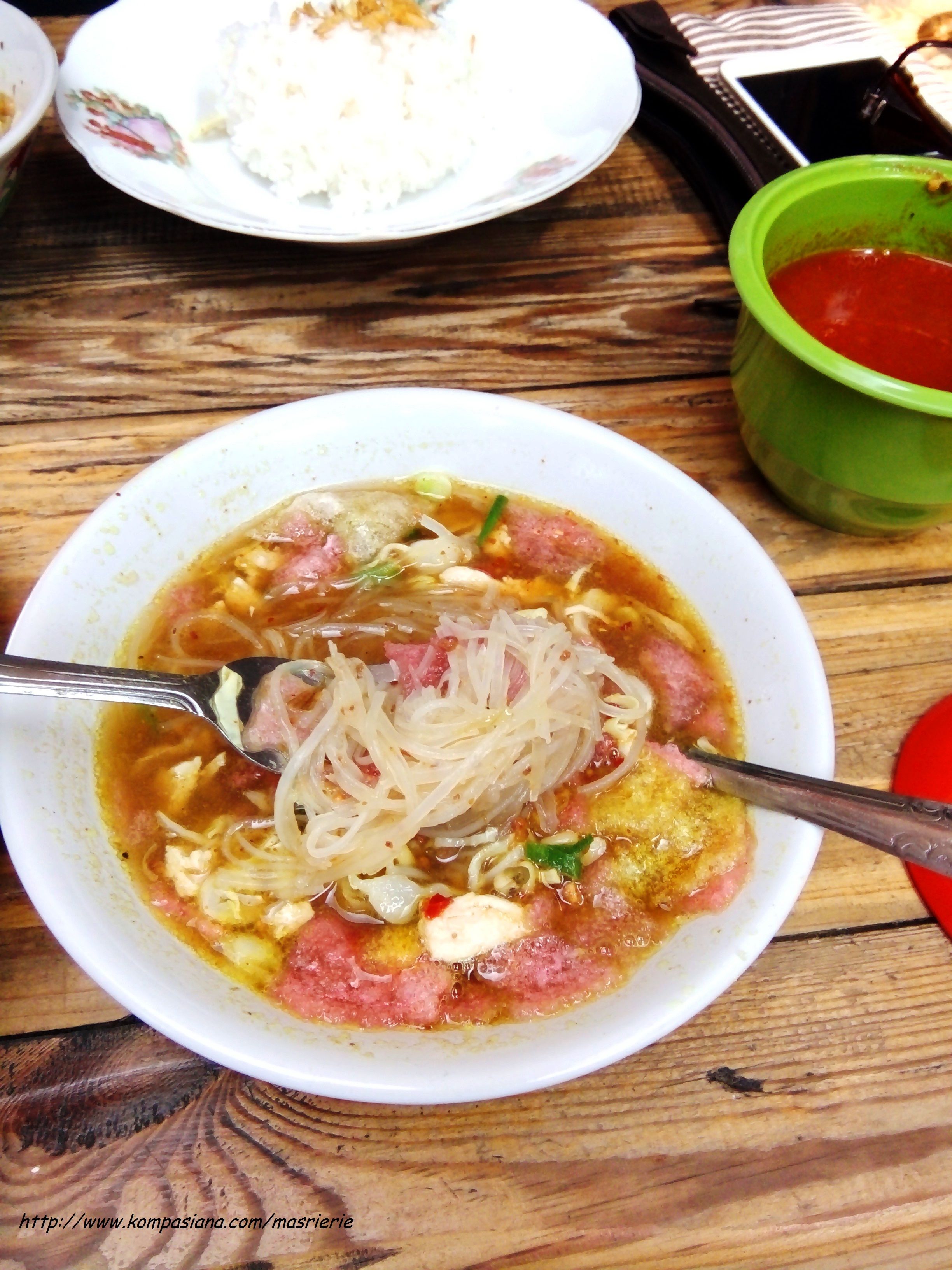 NIkmatnya kelezatan Soto Sokaraja, kuah kaldu kental dan gurih, dengan kerupuk kampung &nbsp;merah muda, suiran ayam, irisan seledri , bihun/soun &nbsp;yang ken