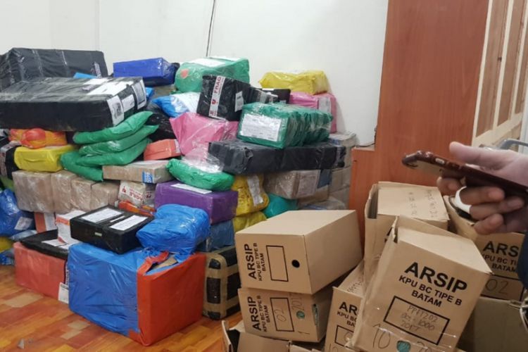 Barang jastip ditahan (sumber: kompas.com)