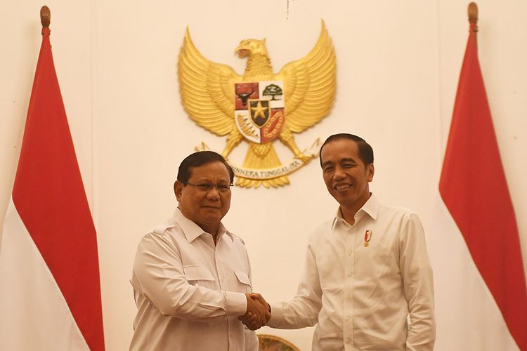 Presiden Joko Widodo (kanan) berjabat tangan dengan Ketua Umum Partai Gerindra Prabowo Subianto (kiri) dalam pertemuan di Istana Merdeka, Jakarta, Jumat (11/10/2019).(ANTARA FOTO/AKBAR NUGROHO GUMAY) | Gambar: KOMPAS.com