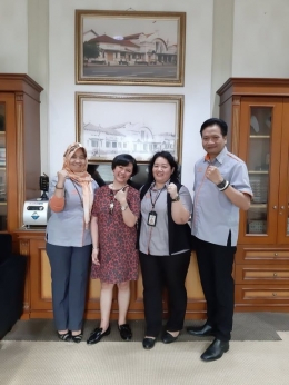 dokumentasi pribadi | Bp Onni Hadiono (Kepala Gerional 4 PT Pos Indonesia), Ibu Sonang (Kepala Kantor  Filateli Jakarta)