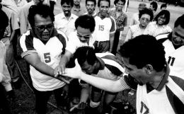 August Parengkuan (nomor dada 17) melakukan toss bersama Mas OS Oemar Samsoeri dan Sjafe'i Hassanbasari sebelum tanding melawan para wakil rakyat di era Orde Baru/Dok. KOMPAS