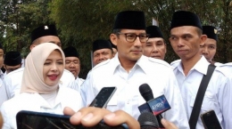 Sandiaga Uno tiba bersama sang istri di Rapimnas Gerindra di Hambalang, Bogor, Rabu (16/10/2019) | Gambar: suara.com
