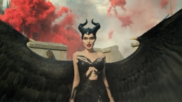Angelina Jolie sebagai Maleficent (variety.com)