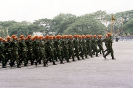 Dengan tegap, anggota Paskhas TNI-AU berbaris melewati mimpbar kehormatan di mana Presiden Soeharto dan Panglima ABRI Jenderal Try Sutrisno berada pada peringatan hari ABRI 5 Oktober 1991. (Dok. Kompas)