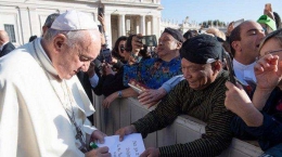 Paus Fransiskus menandatangani Berkat Damai untuk Bangsa Indonesia yang disodorkan AM Putut Prabantoro dalam audiensi umum di Lapangan Santo Petrus, Vatikan, Rabu (16/10/2019) | Gambar: tribunnews.com