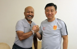 Fakhri Husaini dan Pelatih China, Cheng Yao Dong (Foto PSSI.org) 