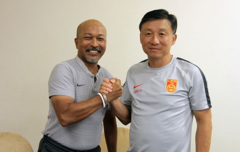Fakhri Husaini dan Pelatih China, Cheng Yao Dong (Foto PSSI.org)