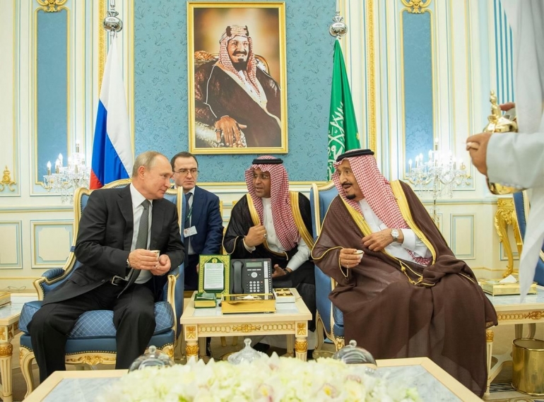 Suasana pertemuan antara Raja Salman (kanan) dan Vladimir Putin (kiri) (sumber: TheNational.ae)