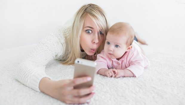 Ilustrasi bayi diajak berfoto selfie dengan ibunya. shutterstock.com