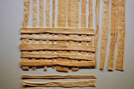 Proses pembuatan kertas papyrus (sumber; ancient.eu)