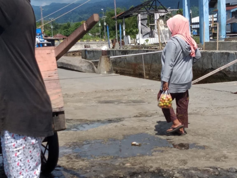 Dokpri. Seorang wanita menawarkan Barito ke nelayan
