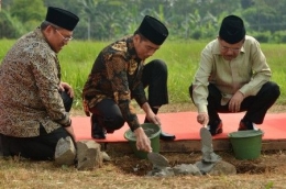 Jokowi meletakan batu pertama pembangunan kampus UIII didampingi JK. Foto | Soksinews.com