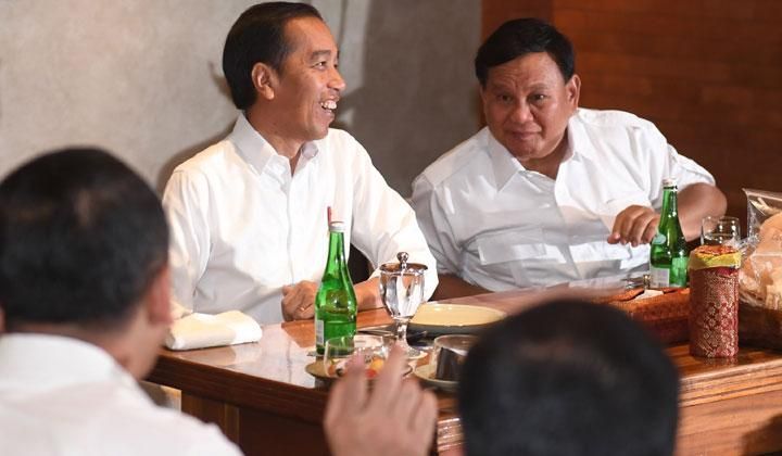Presiden Joko Widodo atau Jokowi (kiri) berbincang dengan Ketua Umum Partai Gerindra Prabowo Subianto (kanan) saat pertemuan di FX Senayan, Jakarta, Sabtu, 13 Juli 2019. ANTARA