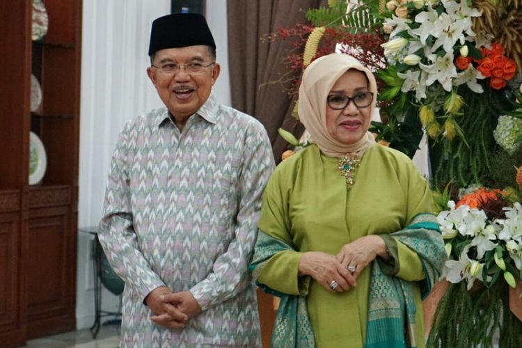 Wakil Presiden Jusuf Kalla bersama istri, Mufidah Kalla, saat menggelar halalbihalal di rumah dinas wapres, Jalan Diponegoro, Menteng, Jakarta Pusat, Jumat (15/6/2018). (KOMPAS.com/KRISTIAN ERDIANTO)