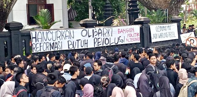 aksi demonstrasi di gedung DPR Kota Malang