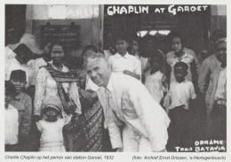 Charlie Chaplin di depan peron stasiun Garut, 1932 (naratasgaroet.net)