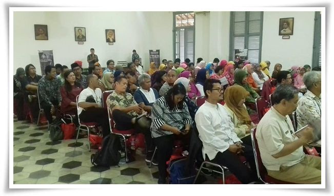 Para guru sejarah sedang mendengar pemaparan (Dokpri)