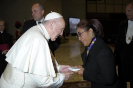 Menteri KKP Susi Pudjiastuti bertemu Paus Fransiskus di Vatikan, Roma, Italia (12/12/2018) | Gambar: kkp.go.id