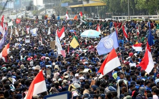 Foto: Demo di depan kompleks Parlemen, Senayan, Jakarta (Sumber: Ricardo/JPNN.com )
