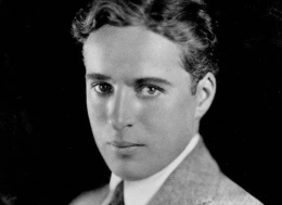 Charlie Chaplin tanpa riasan,1920 (biography.com)