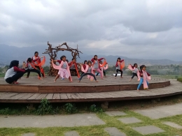 Foto: Anak-anak Sanggar Sahabat Ceria ketika Berlatih Bersama di Taman Wisata Budaya Pujon-Makang