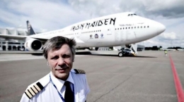 Bruce Dickinson bersama pesawat resmi Iron Maiden, Ed Force One (tribunnews.com)